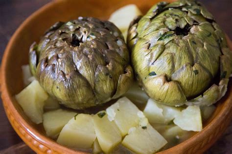 How does VW-Artichoke Chicken, with Steamed Red Potatoes, Broccoli Red Peppers fit into your Daily Goals - calories, carbs, nutrition