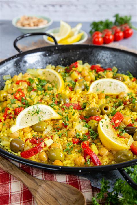 How does Valencian Salmon and Vegetable Paella fit into your Daily Goals - calories, carbs, nutrition