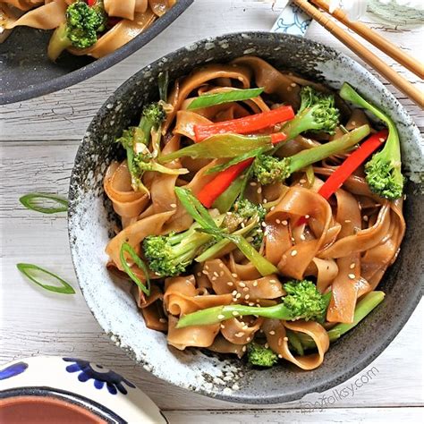 How does Vegetable Chow Fun fit into your Daily Goals - calories, carbs, nutrition