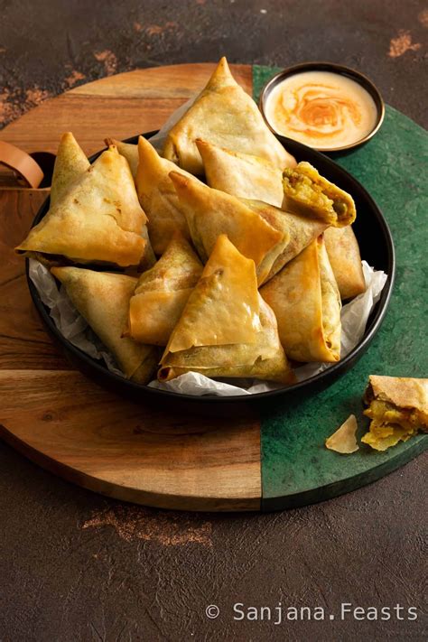 How does Vegetable Samosa fit into your Daily Goals - calories, carbs, nutrition