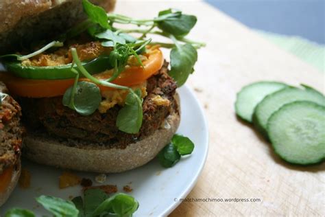 How does Veggie Burger on a Multigrain Bun fit into your Daily Goals - calories, carbs, nutrition