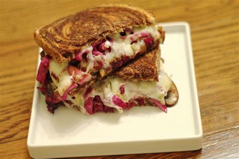 How does Veggie Reuben on Rye fit into your Daily Goals - calories, carbs, nutrition