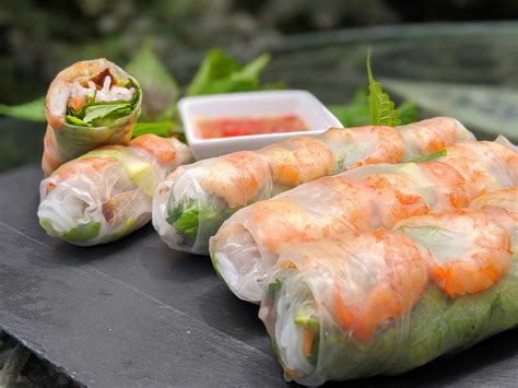 How does Vietnamese Shrimp Spring Roll fit into your Daily Goals - calories, carbs, nutrition