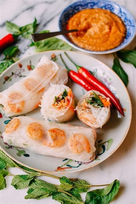 How does Vietnamese Shrimp Summer Roll Retail Package fit into your Daily Goals - calories, carbs, nutrition