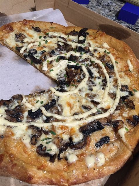 How does Well Balanced Magic Mushroom Pizza fit into your Daily Goals - calories, carbs, nutrition