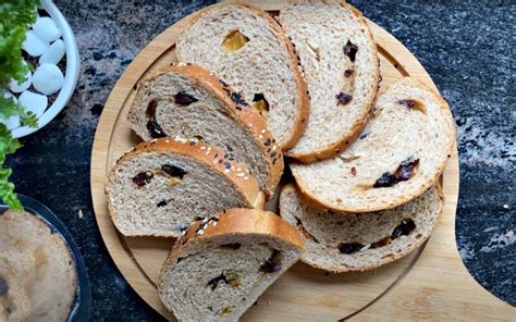 How does Wheat Raisin Bread fit into your Daily Goals - calories, carbs, nutrition