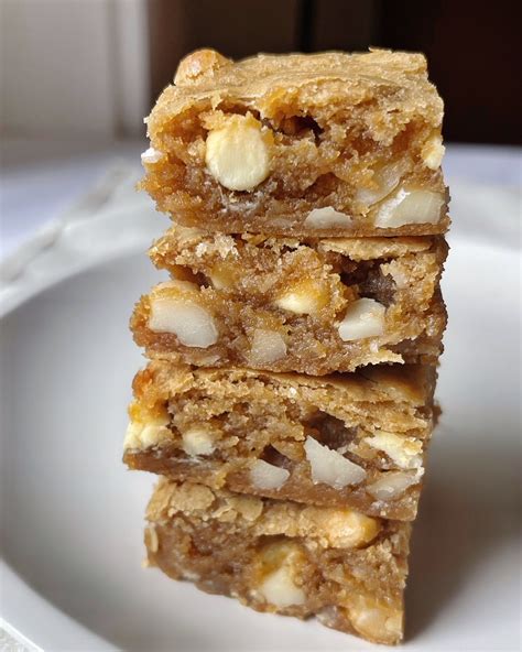 How does White Chocolate Macadamia Nut Crunch Bar fit into your Daily Goals - calories, carbs, nutrition