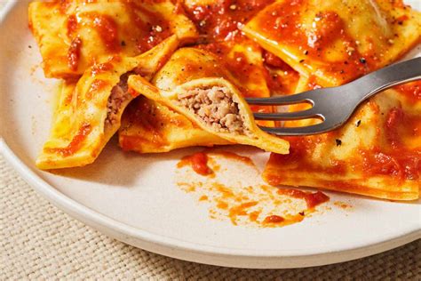 How does Wholli Ravioli Ravioli fit into your Daily Goals - calories, carbs, nutrition