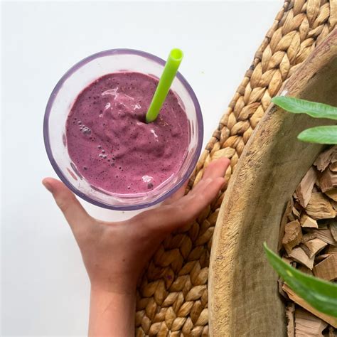 How does Wild Berry Smoothie fit into your Daily Goals - calories, carbs, nutrition