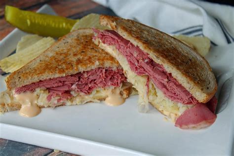How does Wisconsin Reuben on Rye fit into your Daily Goals - calories, carbs, nutrition