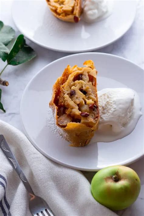 How does Woodcutters Apple Strudel fit into your Daily Goals - calories, carbs, nutrition