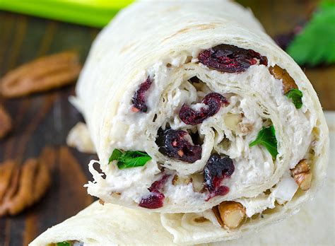 How does Wrap Poulet-Canneberges fit into your Daily Goals - calories, carbs, nutrition