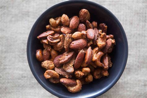How does chipotle lime mixed nuts (60005.0) fit into your Daily Goals - calories, carbs, nutrition