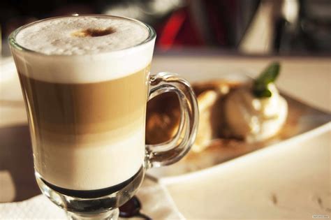 How is caffè latte made?