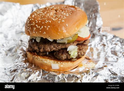 How many calories are in 6oz beefburger in a cobbled seeded bun with two sides & dip - calories, carbs, nutrition