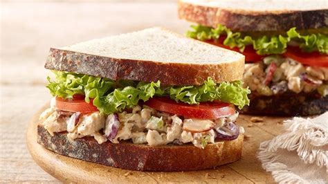 How many calories are in almond chicken salad sandwich - calories, carbs, nutrition