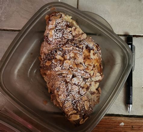 How many calories are in almond croissant - calories, carbs, nutrition