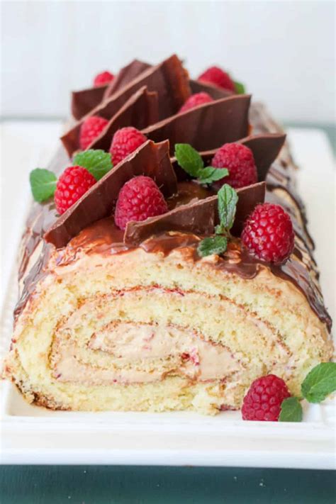 How many calories are in angel food cake roulade with raspberries and almond mousse - calories, carbs, nutrition