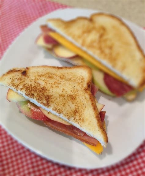 How many calories are in apple bacon grilled cheese - calories, carbs, nutrition