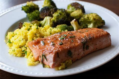 How many calories are in apple-horseradish glazed salmon with cranberry-shallot brown rice and sauta©ed spinach - calories, carbs, nutrition