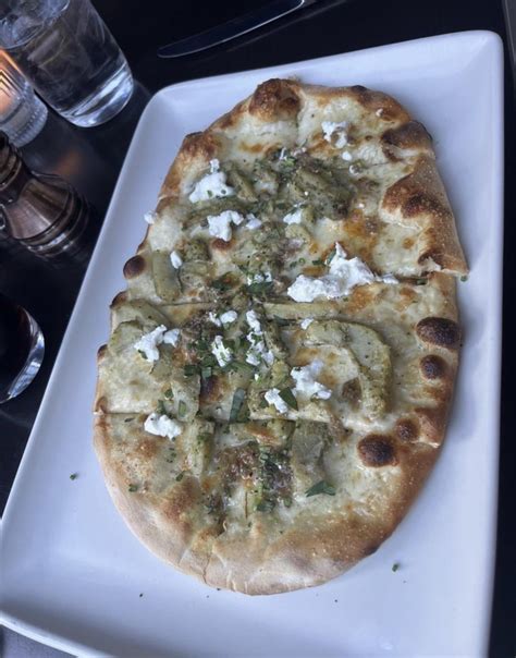 How many calories are in artichoke and goat cheese flatbread (85816.4) - calories, carbs, nutrition