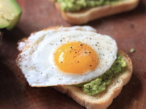 How many calories are in avocado toast with an egg - calories, carbs, nutrition