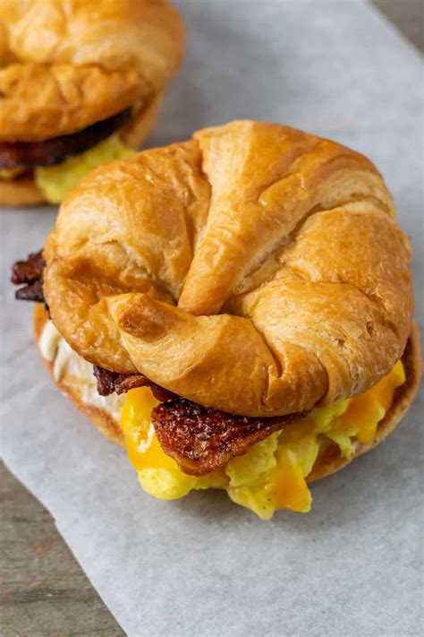 How many calories are in bacon, egg and cheese croissant - calories, carbs, nutrition