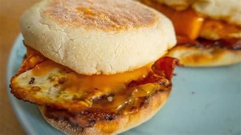 How many calories are in bacon and egg muffin (8381.0) - calories, carbs, nutrition