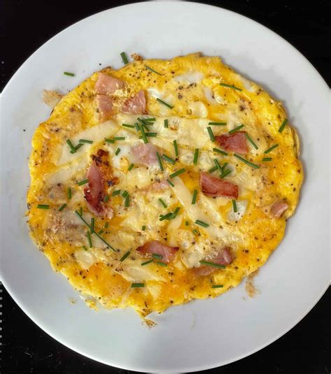 How many calories are in bacon and omelette roll with cheese - calories, carbs, nutrition