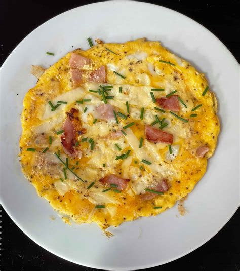 How many calories are in bacon cheese and scallion omelet - calories, carbs, nutrition