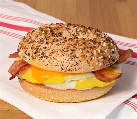 How many calories are in bagel w/ egg, cheese & turkey sausage - calories, carbs, nutrition