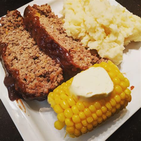 How many calories are in baked homestyle meatloaf with mashed potatoes and corn - calories, carbs, nutrition