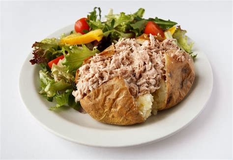 How many calories are in baked jacket potato with tuna - calories, carbs, nutrition