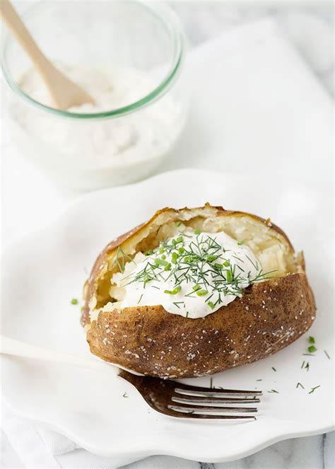 How many calories are in baked potato w sour cream - calories, carbs, nutrition
