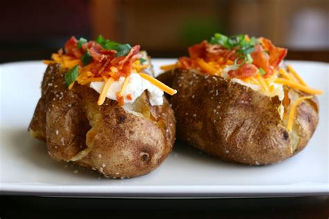 How many calories are in baked potato with texan chilli beef and rice - calories, carbs, nutrition