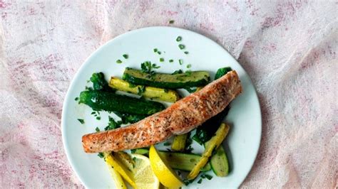 How many calories are in baked salmon with baby zucchini and squash salad - calories, carbs, nutrition