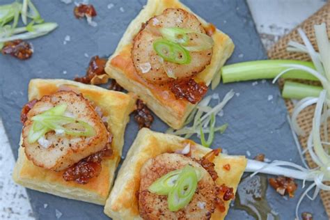 How many calories are in baked sea scallops in puff pastry cups with bacon crumbles and spice oil - calories, carbs, nutrition