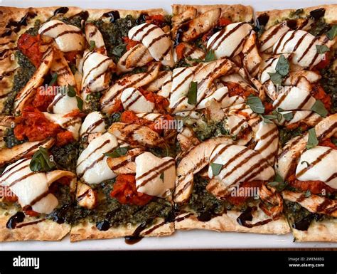 How many calories are in balsamic chicken margherita pizza - calories, carbs, nutrition