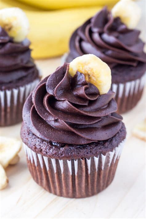 How many calories are in banana cupcakes with chocolate frosting and toasted coconut - calories, carbs, nutrition