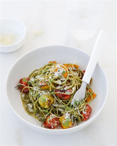 How many calories are in basil and walnut pesto spaghetti - calories, carbs, nutrition