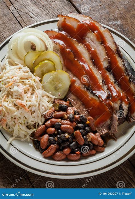 How many calories are in bbq brisket platter with cole slaw - calories, carbs, nutrition