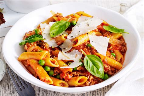 How many calories are in beef bolognese with penne pasta large - calories, carbs, nutrition