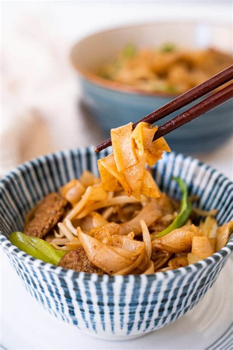 How many calories are in beef chow fun with fettuccine - calories, carbs, nutrition