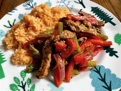 How many calories are in beef fajitas with spanish rice, salsa and sour cream - calories, carbs, nutrition