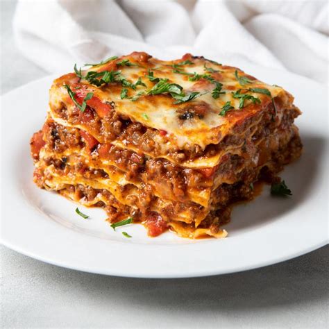 How many calories are in beef lasagna - calories, carbs, nutrition