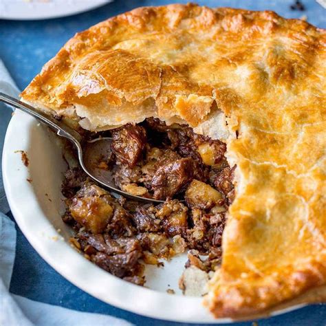 How many calories are in beef steak and kidney pie served with mashed potato and broccoli - calories, carbs, nutrition