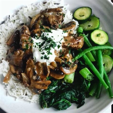 How many calories are in beef stroganoff with brown rice small - calories, carbs, nutrition