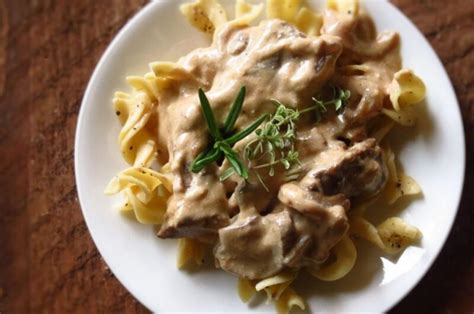 How many calories are in beef stroganoff with penne pasta large - calories, carbs, nutrition