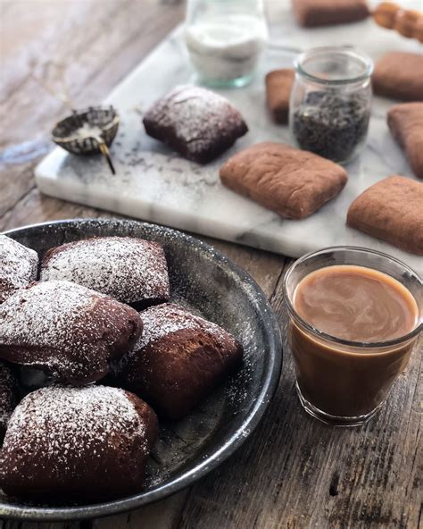 How many calories are in beignets w/chocolate sauce4 beignets, 1 oz chocolate sauce - calories, carbs, nutrition