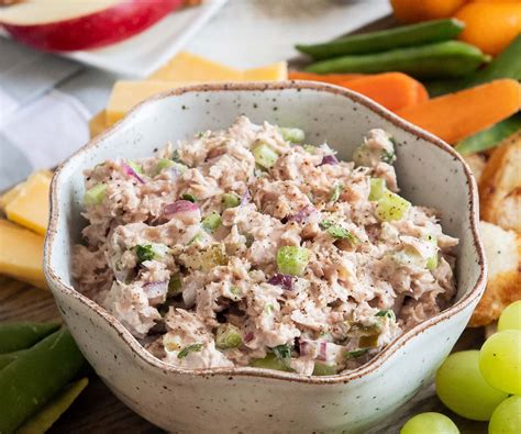 How many calories are in bistro tuna salad 'n cheddar bagel with macaroni salad - calories, carbs, nutrition